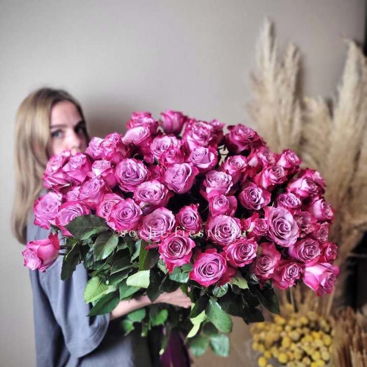 Охапка высоких роз Деп перпел в Новороссийске