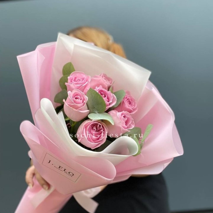 7 розовых роз с эвкалиптом в Новороссийске