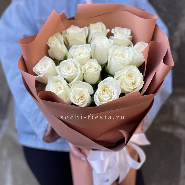 15 белых роз сиена в Новороссийске