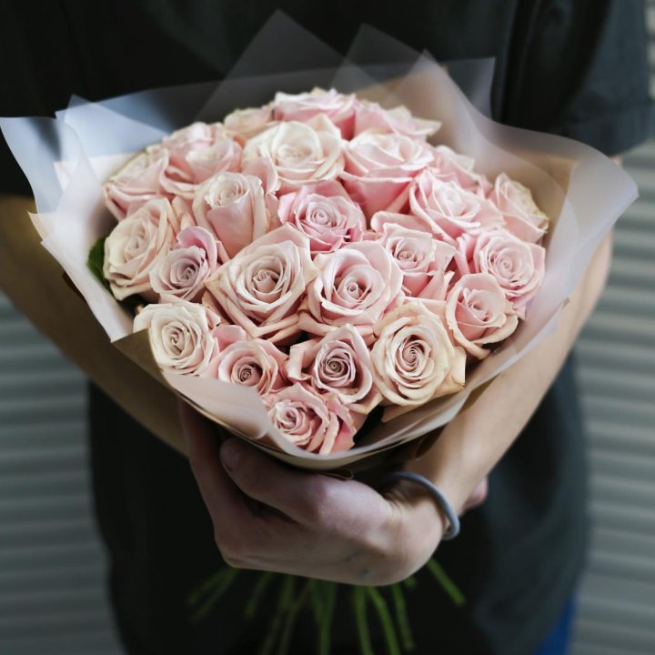 27 кремовых роз в Новороссийске