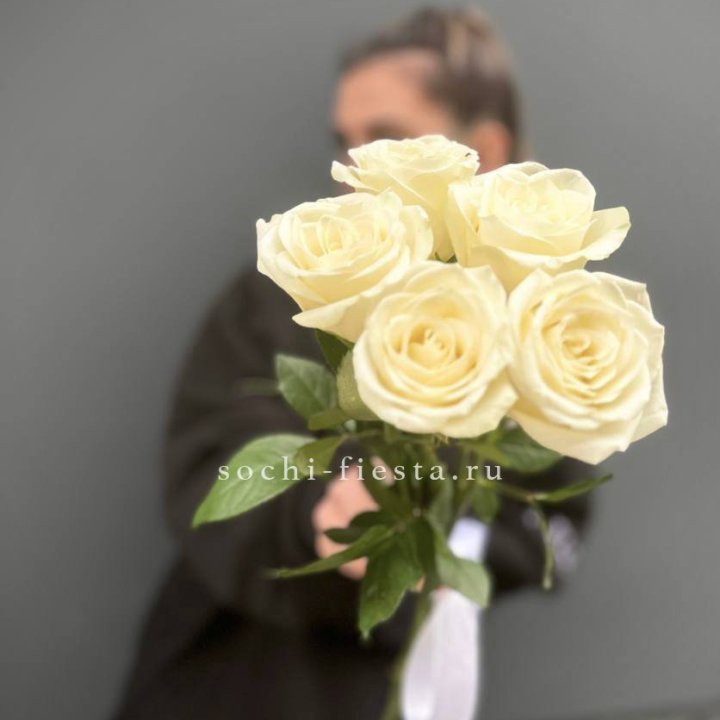 Букет 5 белых роз  в Новороссийске