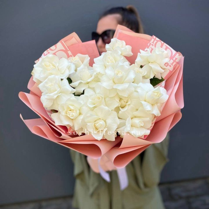 Белые розы "Аморе" в Новороссийске