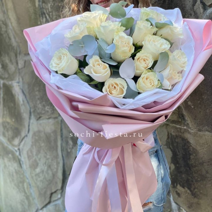 Белые розы в авторском оформлении в Новороссийске