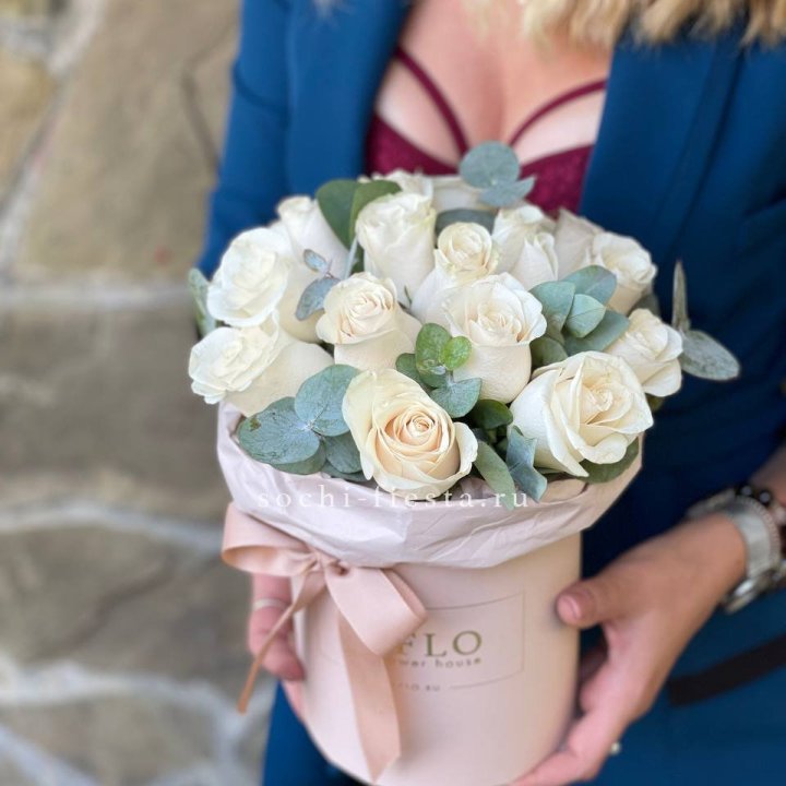 Цилиндр из белых роз в Новороссийске