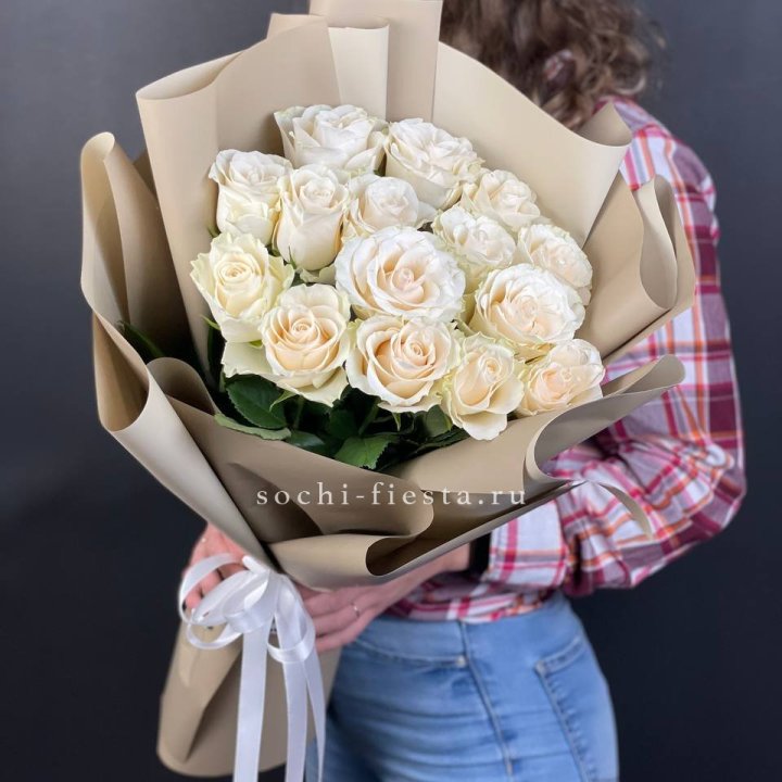 15 белых роз кофе в Новороссийске