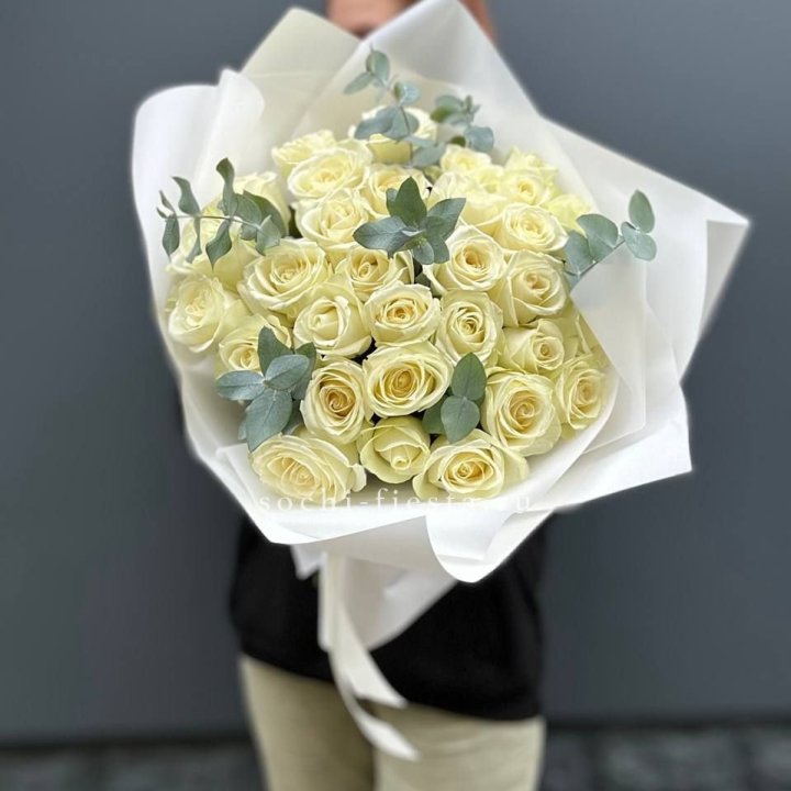 31 белая роза с эвкалиптом в Новороссийске