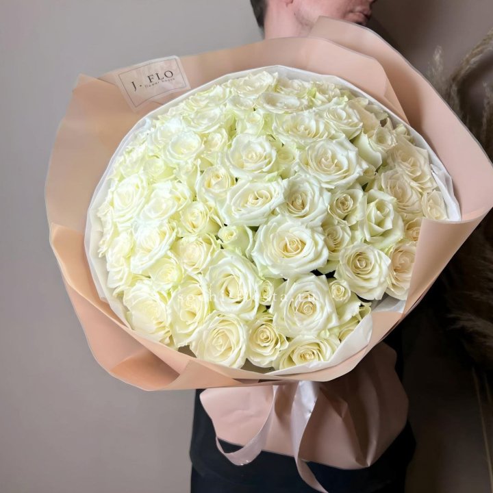 51 белая  роза в оформлении в Новороссийске