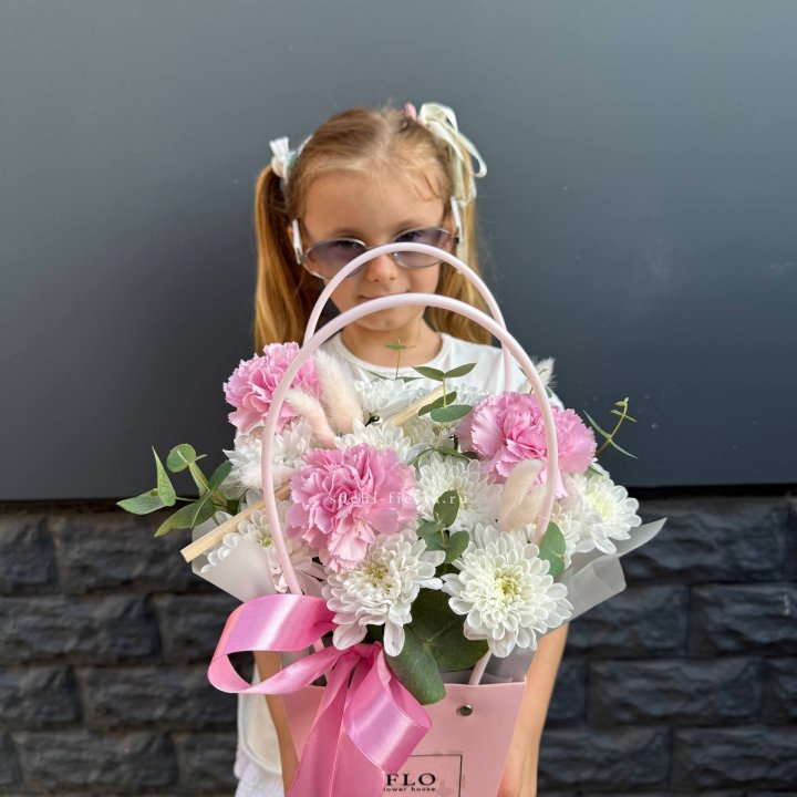 Сумочка из стойких хризантем и диантуса в Новороссийске