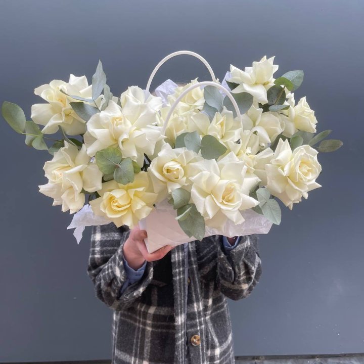 15 белых роз в сумочке в Новороссийске