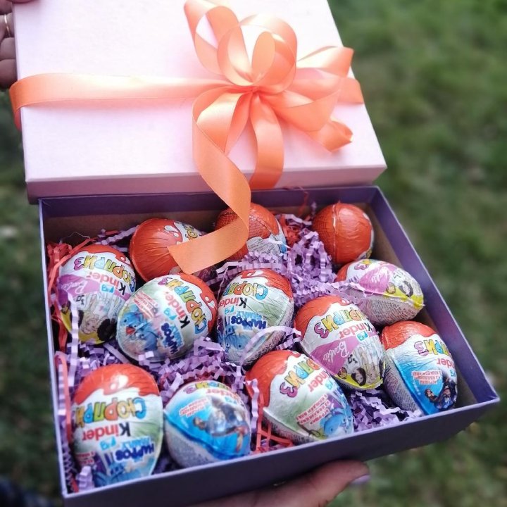 Коробка с киндерами в Новороссийске