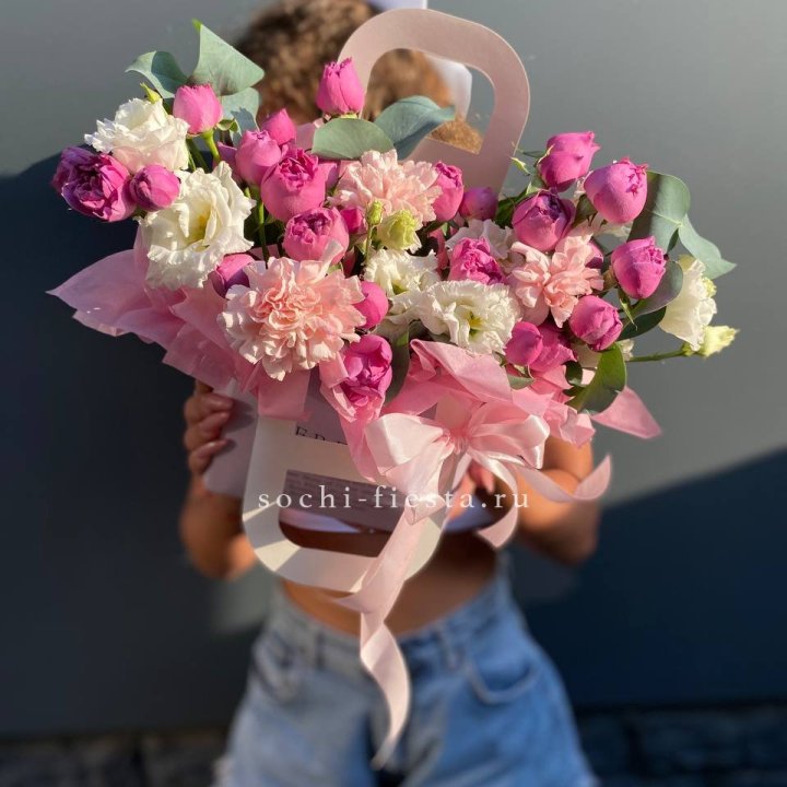 Сумочка с кустовой розой и диантусами в Новороссийске