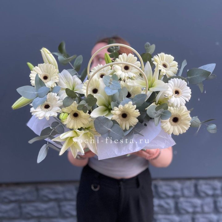 Сумочка лилии и герберы в Новороссийске