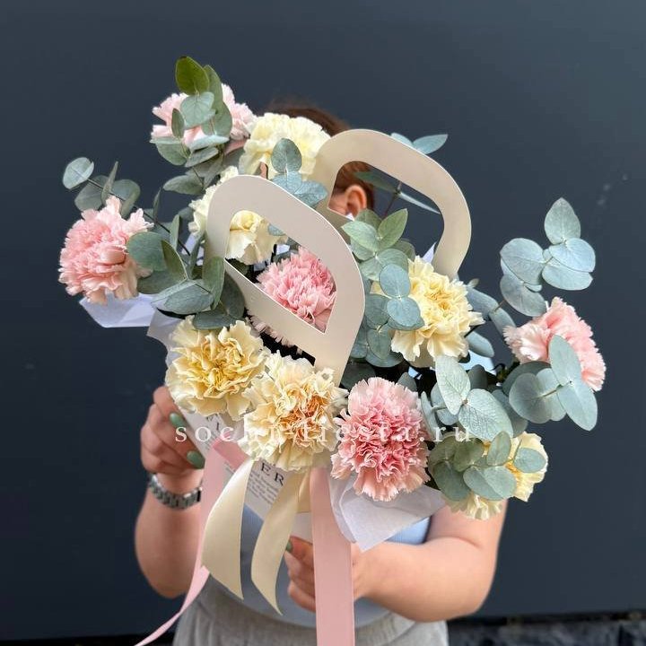 Сумочка из диантусов в Новороссийске