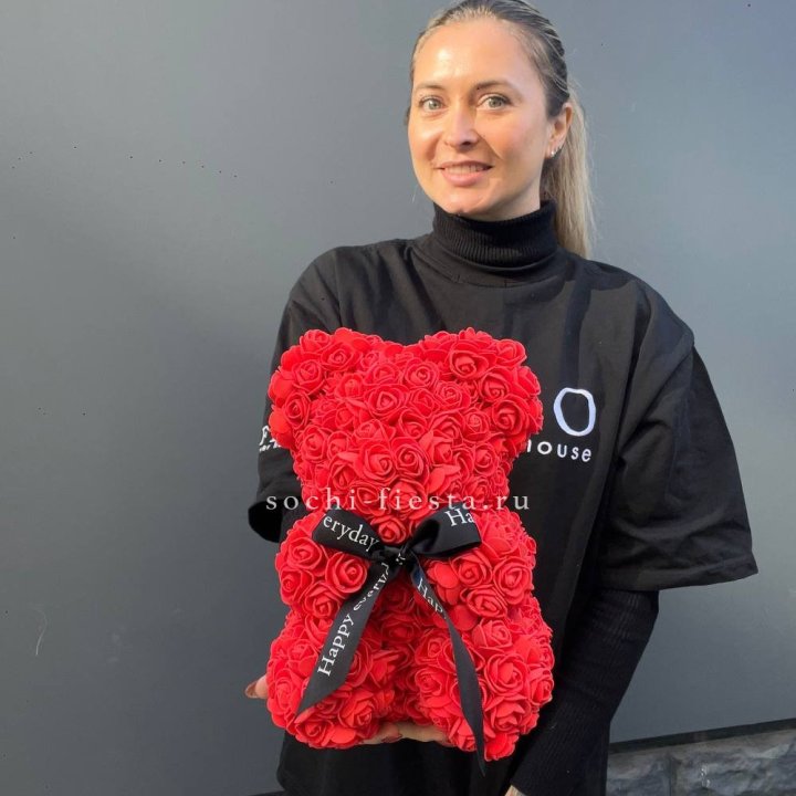 Медведь из роз красный в Новороссийске