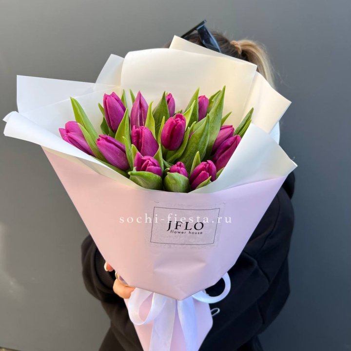 15 пурпурных тюльпанов в Новороссийске