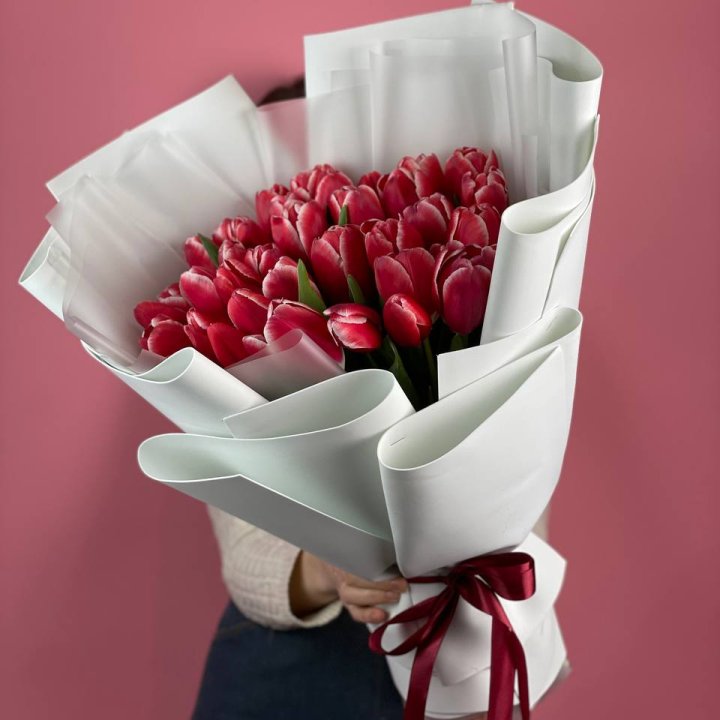 Букет красных тюльпанов в Новороссийске